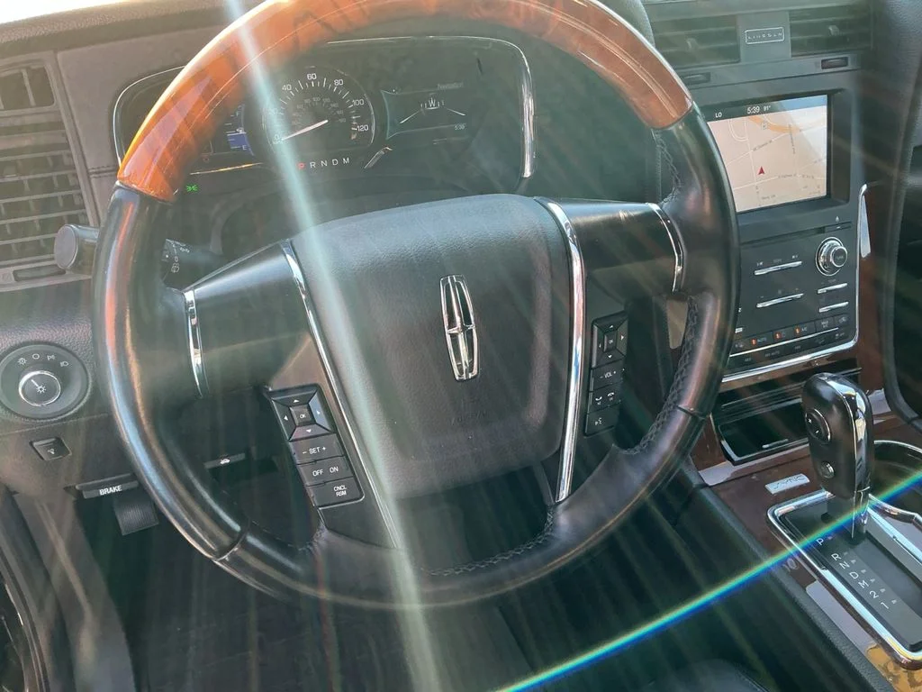 Used 2016 Black Lincoln Select image 11