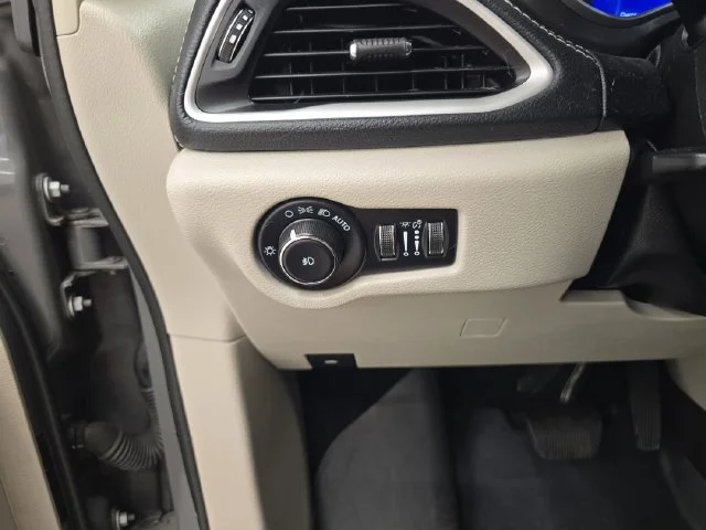 Used 2022 Ceramic Gray Clearcoat Chrysler Touring L image 36