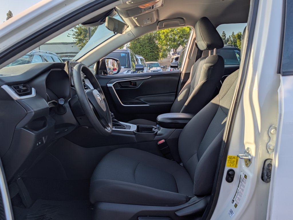 2021 Toyota RAV4 LE - Photo 11