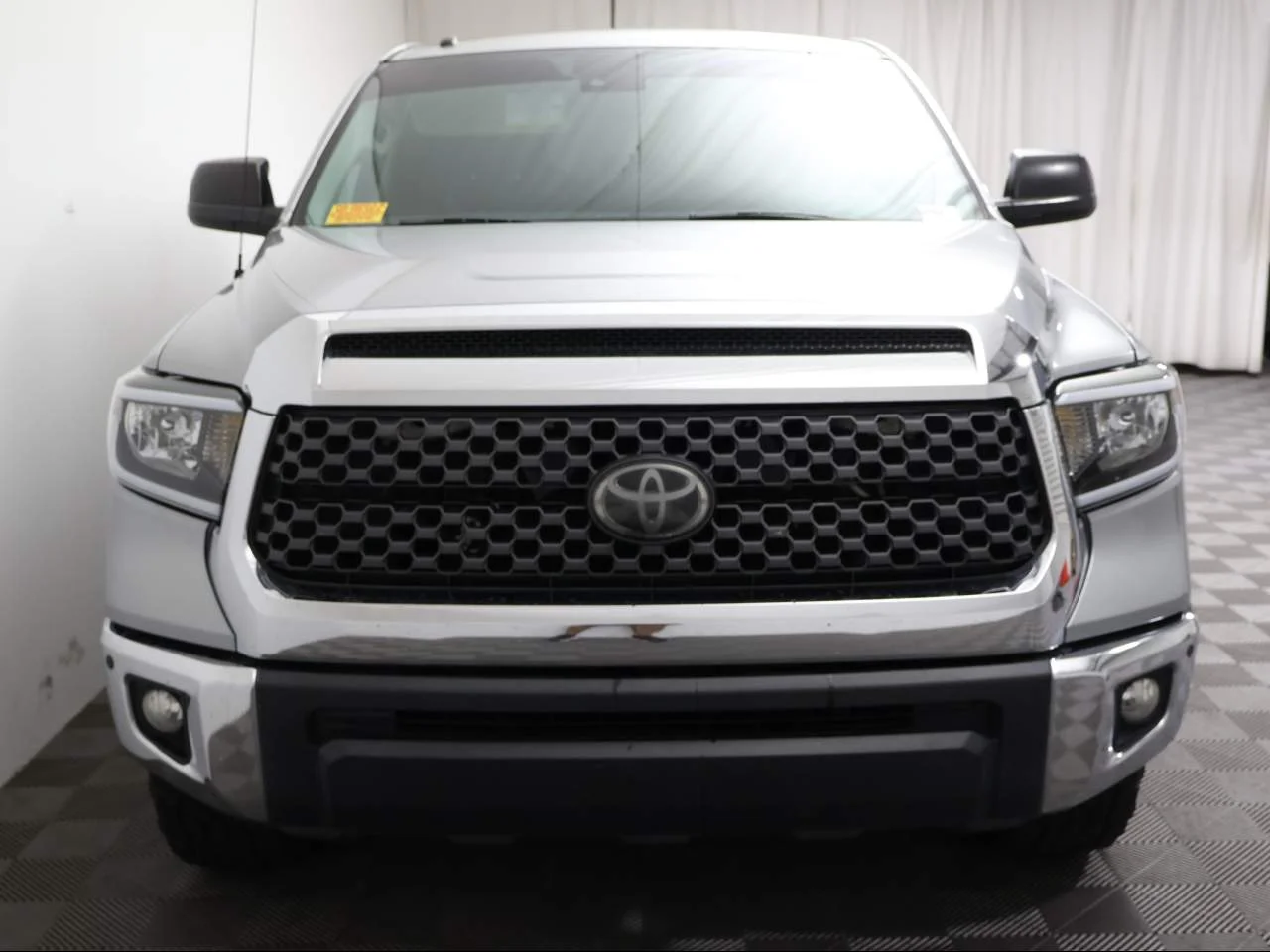 Used 2018 Silver Sky Metallic Toyota SR5 Crew Cab image 4