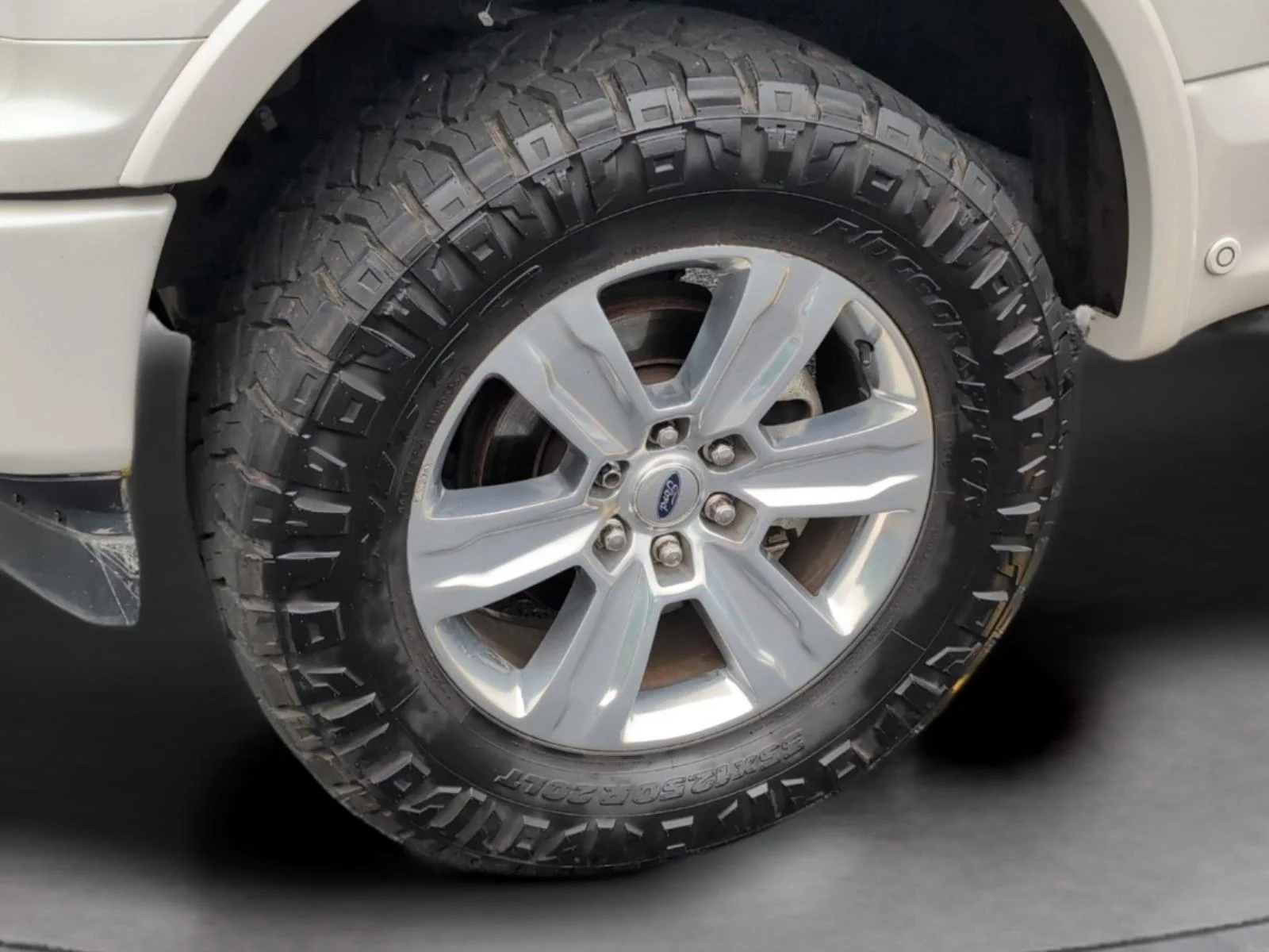 Used 2018 White Platinum Metallic Tri-Coat Ford Platinum image 37