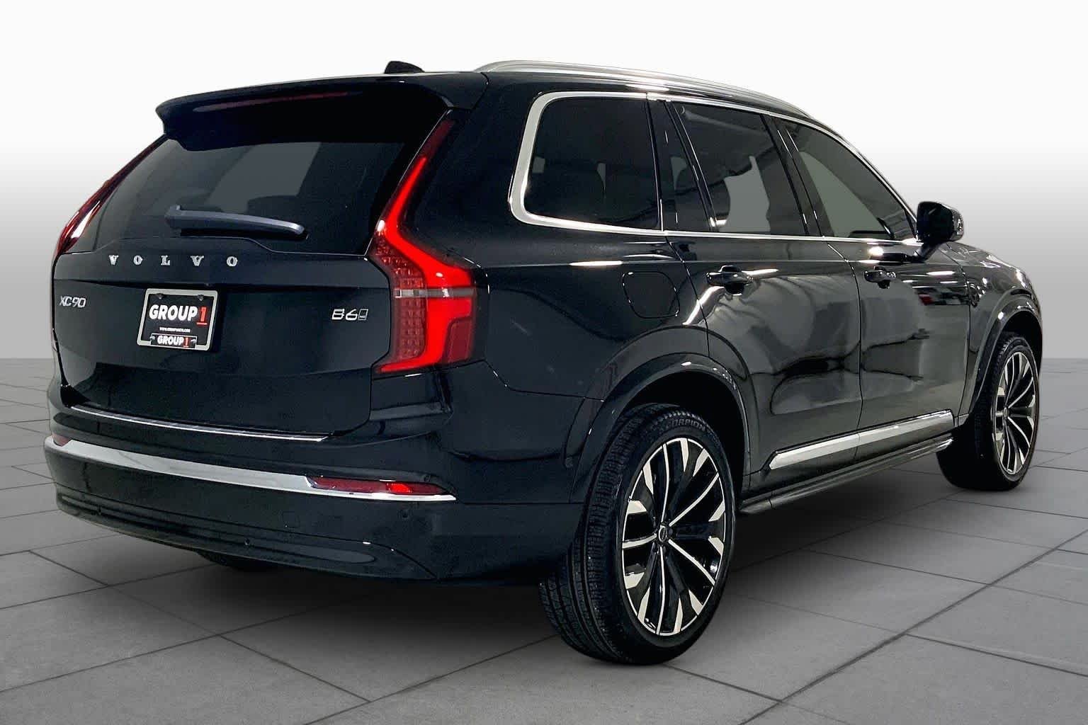 Used 2025 Onyx Black Metallic Volvo Ultra image 12
