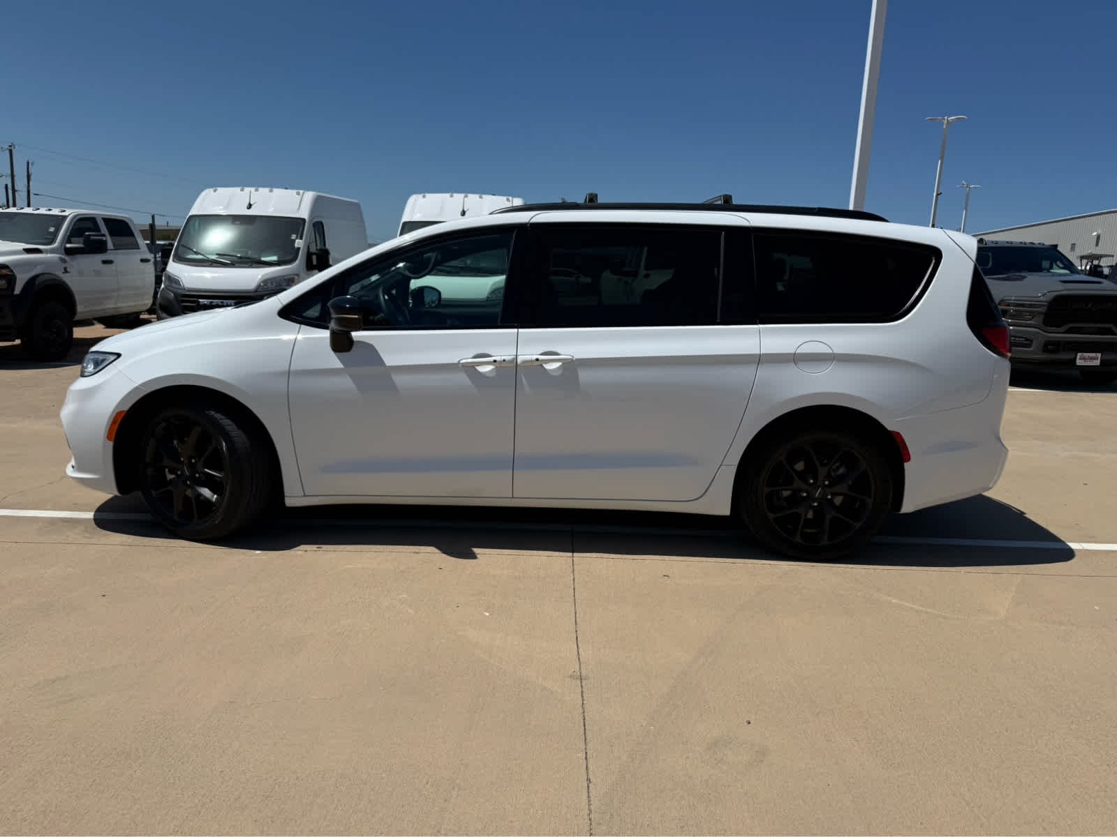 Used 2025 Bright White Clearcoat Chrysler Limited image 9