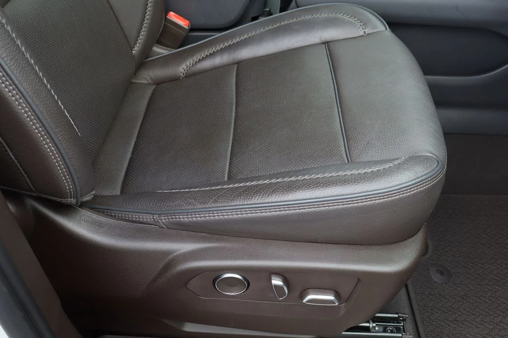 Used 2021 White GMC Denali image 36