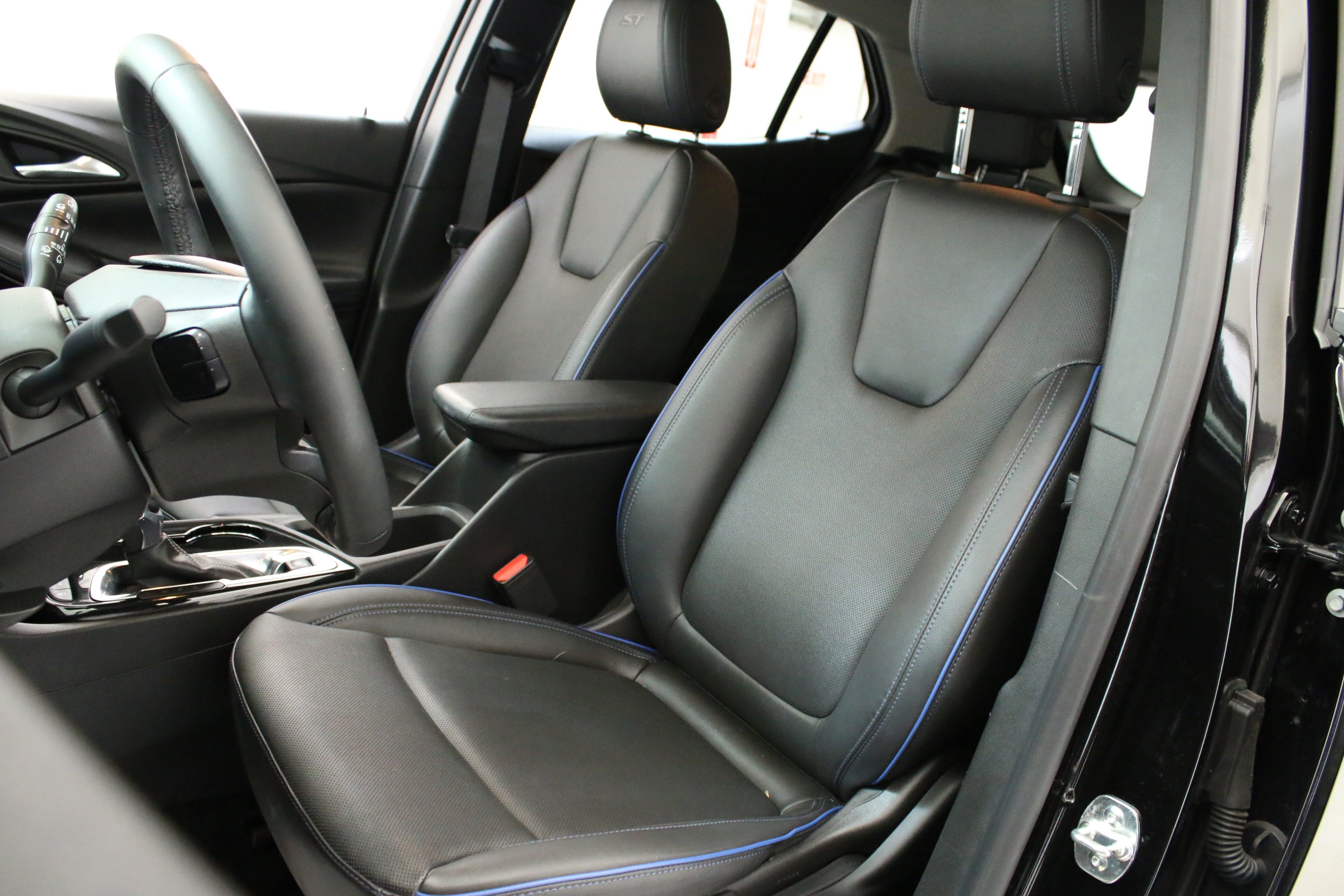 Used 2025 Ebony Twilight Metallic Buick Sport Touring image 23