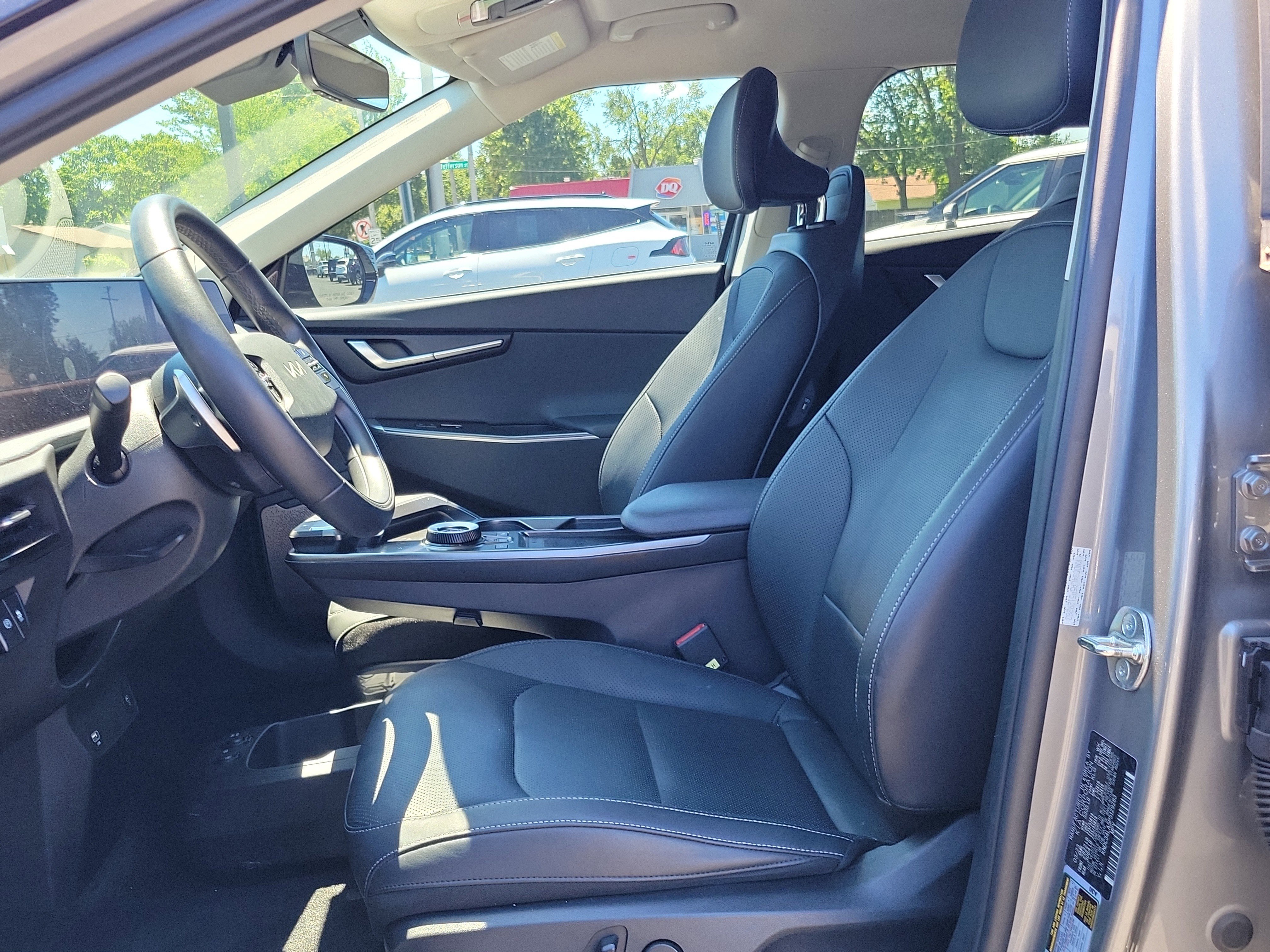 Used 2023 Steel Gray Kia Wind image 16