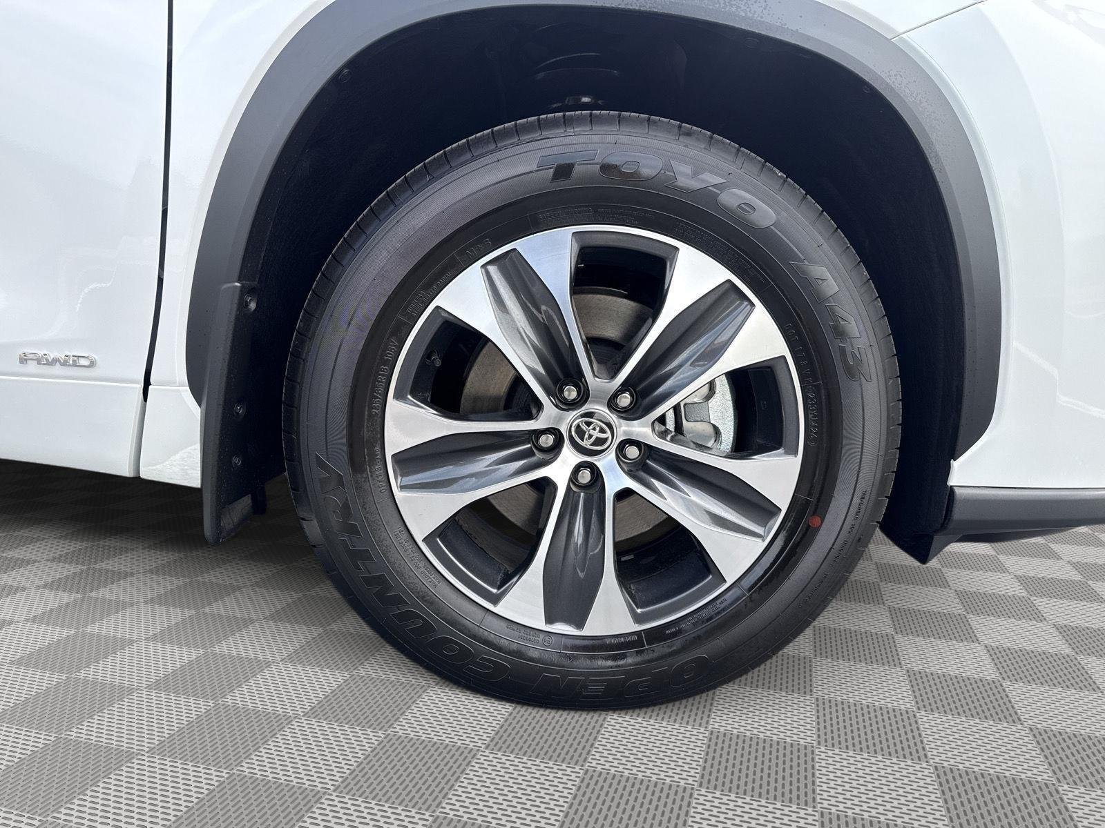Used 2026 Wind Chill Pearl Toyota Hybrid XLE image 15