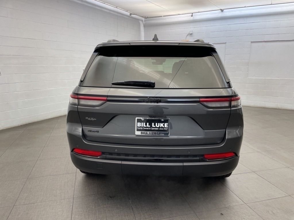 New 2025 Baltic Gray Metallic Clear-Coat Exterior Paint Jeep Limited image 5