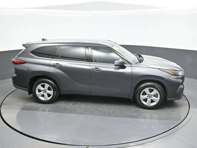 2022 Toyota Highlander LE - Photo 16