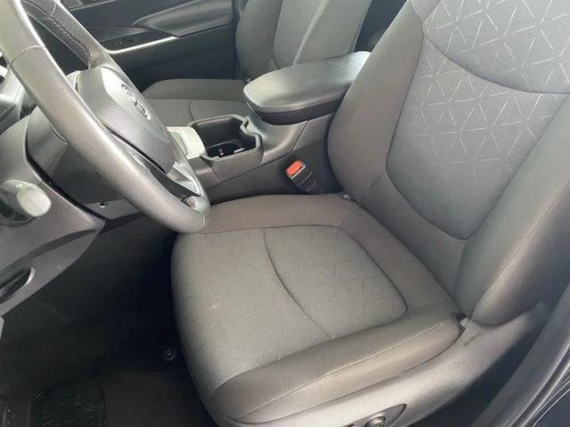 2025 Toyota RAV4 XLE - Photo 17