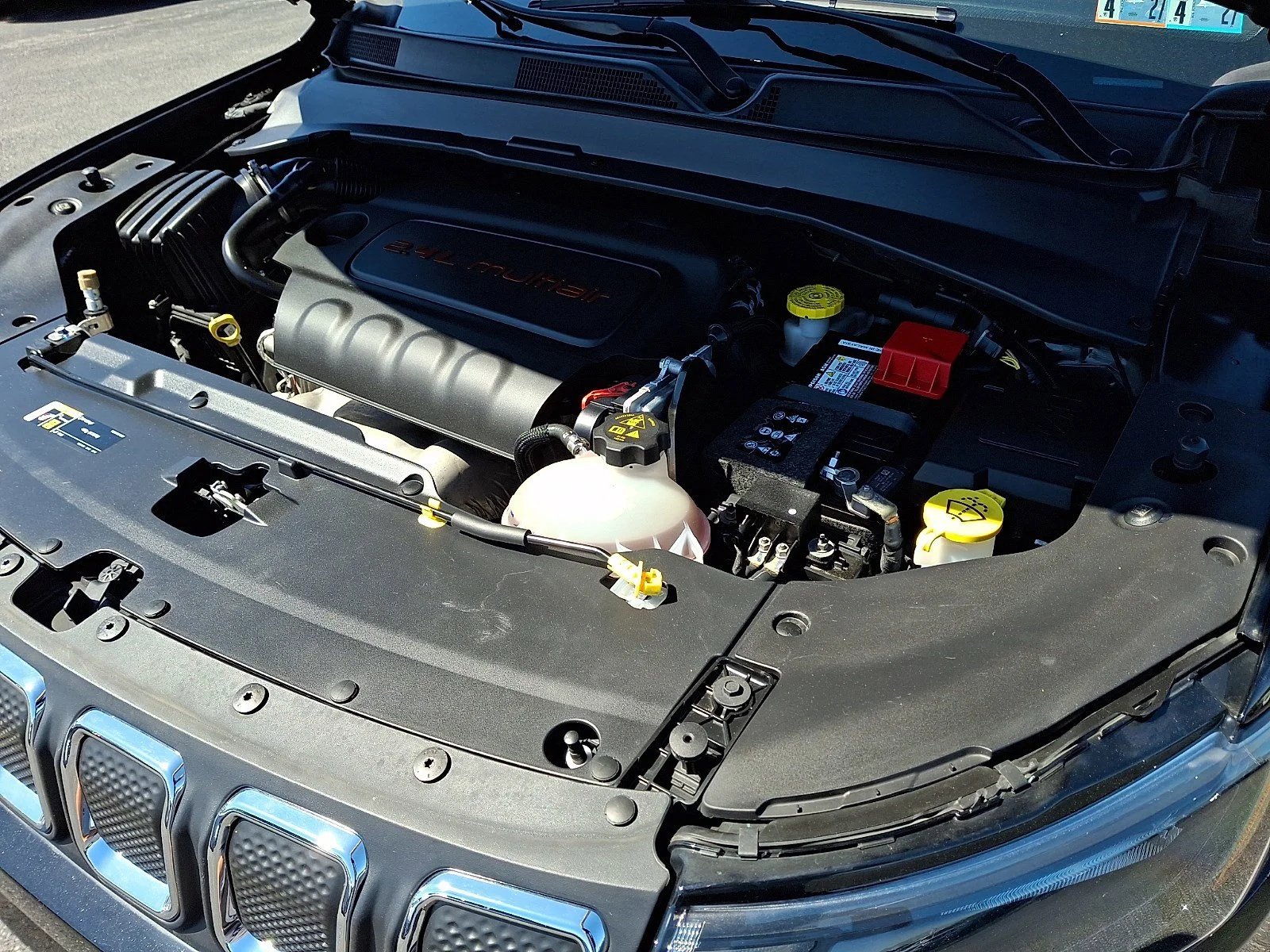 Certified Used 2022 Diamond Black Crystal Pearlcoat Jeep Latitude image 29