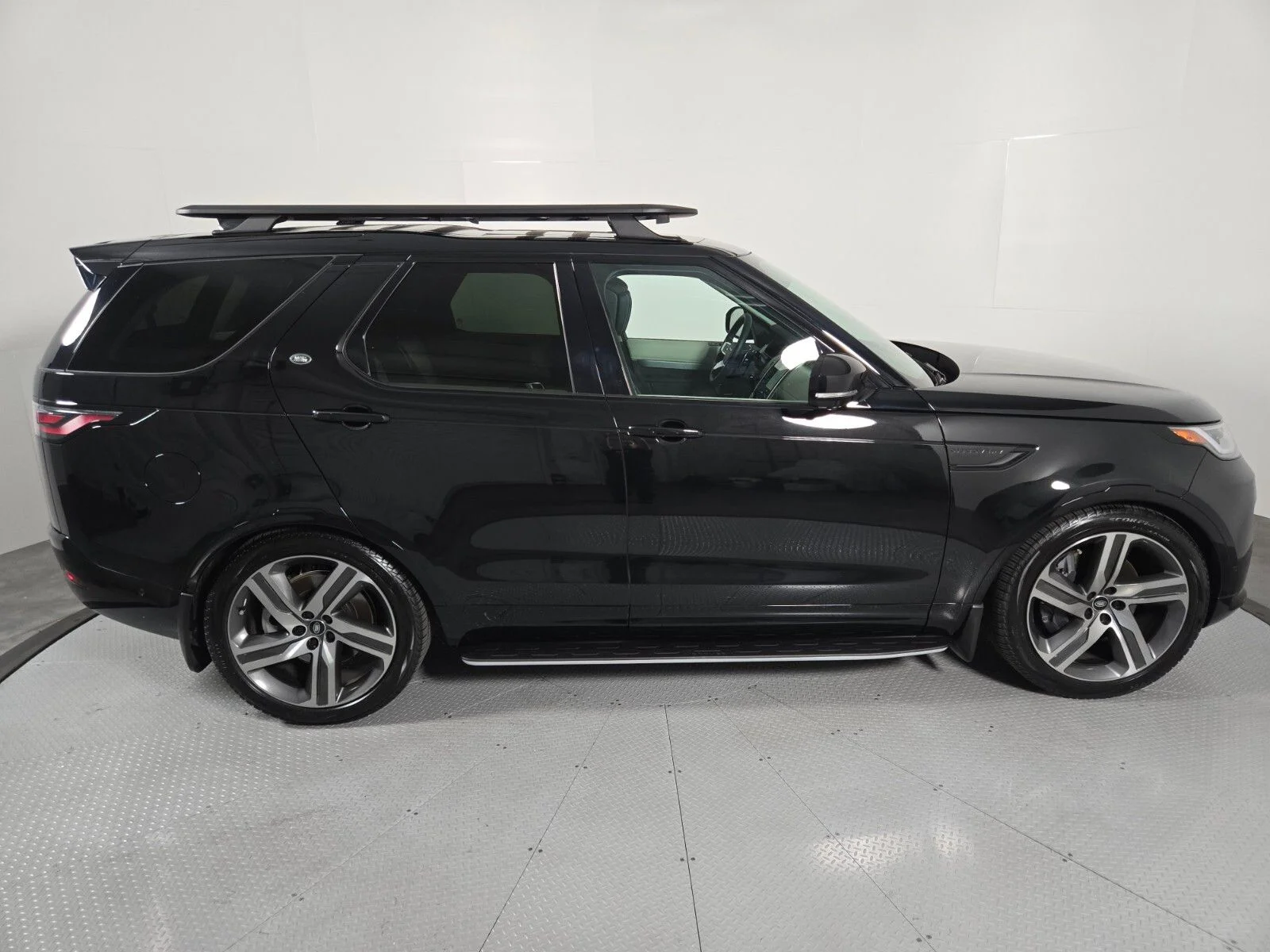 Used 2026 Santorini Black Metallic Land Rover  image 4