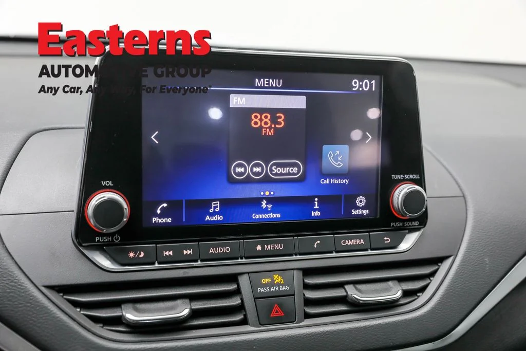 Used 2022 Silver Nissan 2.5 SV image 19