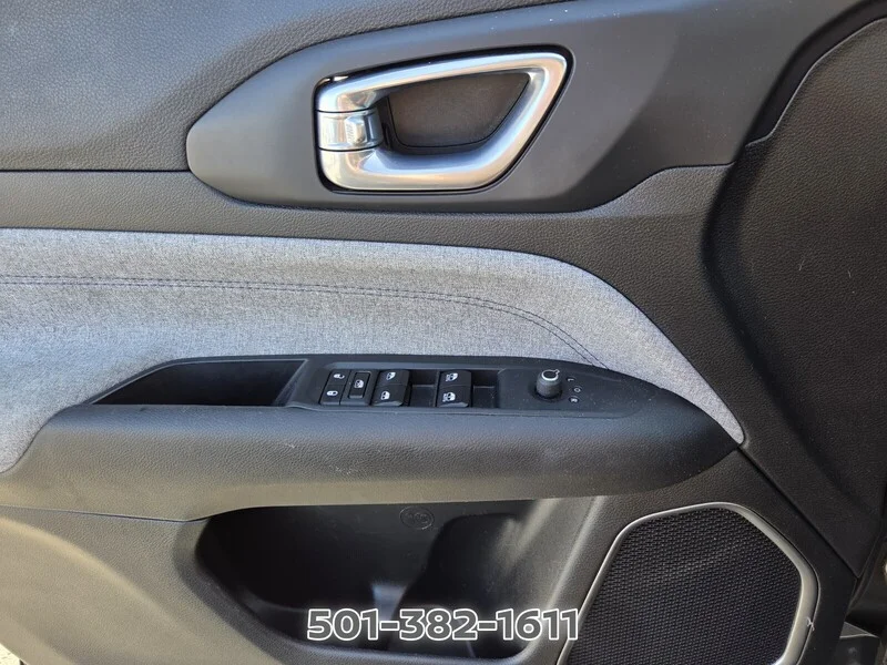 Used 2024 Baltic Gray Metallic Clearcoat JEEP LATITUDE 4X4 image 29