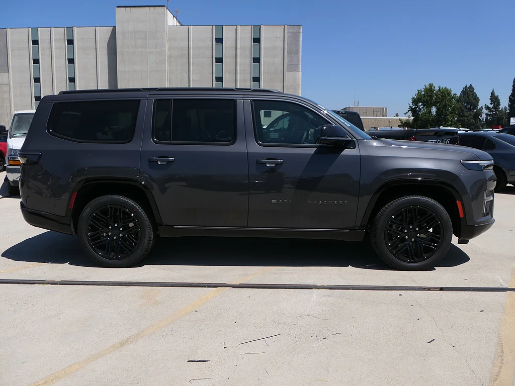 New 2026 Baltic Gray Metallic Clear Coat Jeep Limited Reserve 4x4 image 2