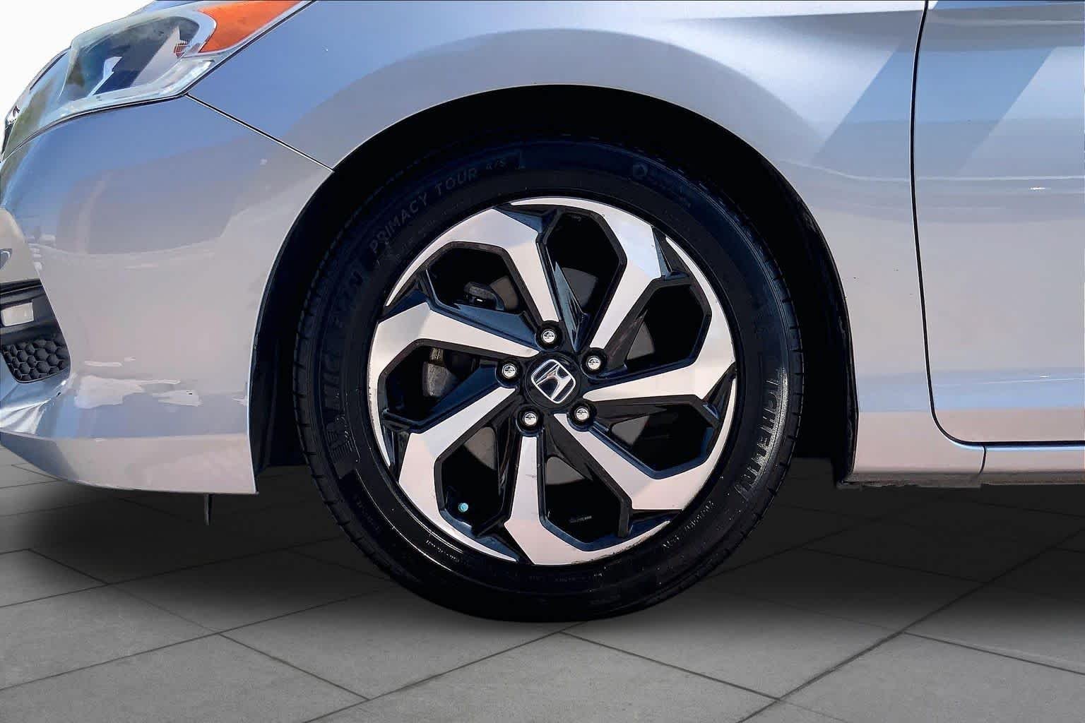 Used 2016 Lunar Silver Metallic Honda EX image 10