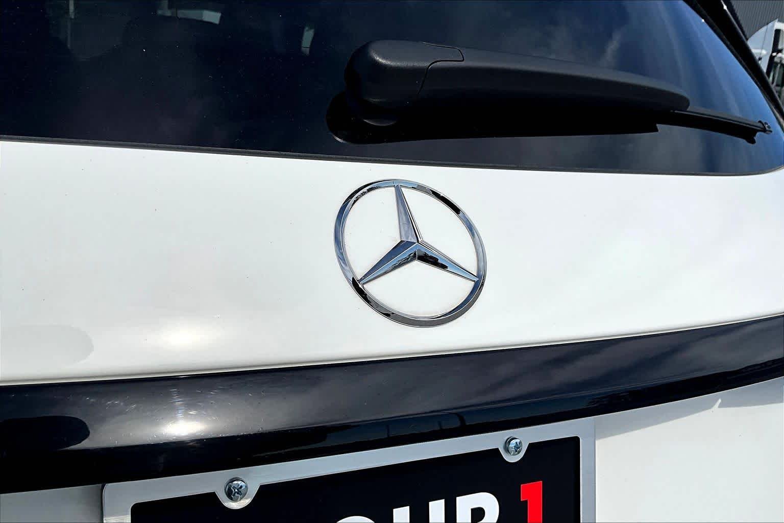 Used 2025 Polar White Mercedes-Benz GLC 300 image 31
