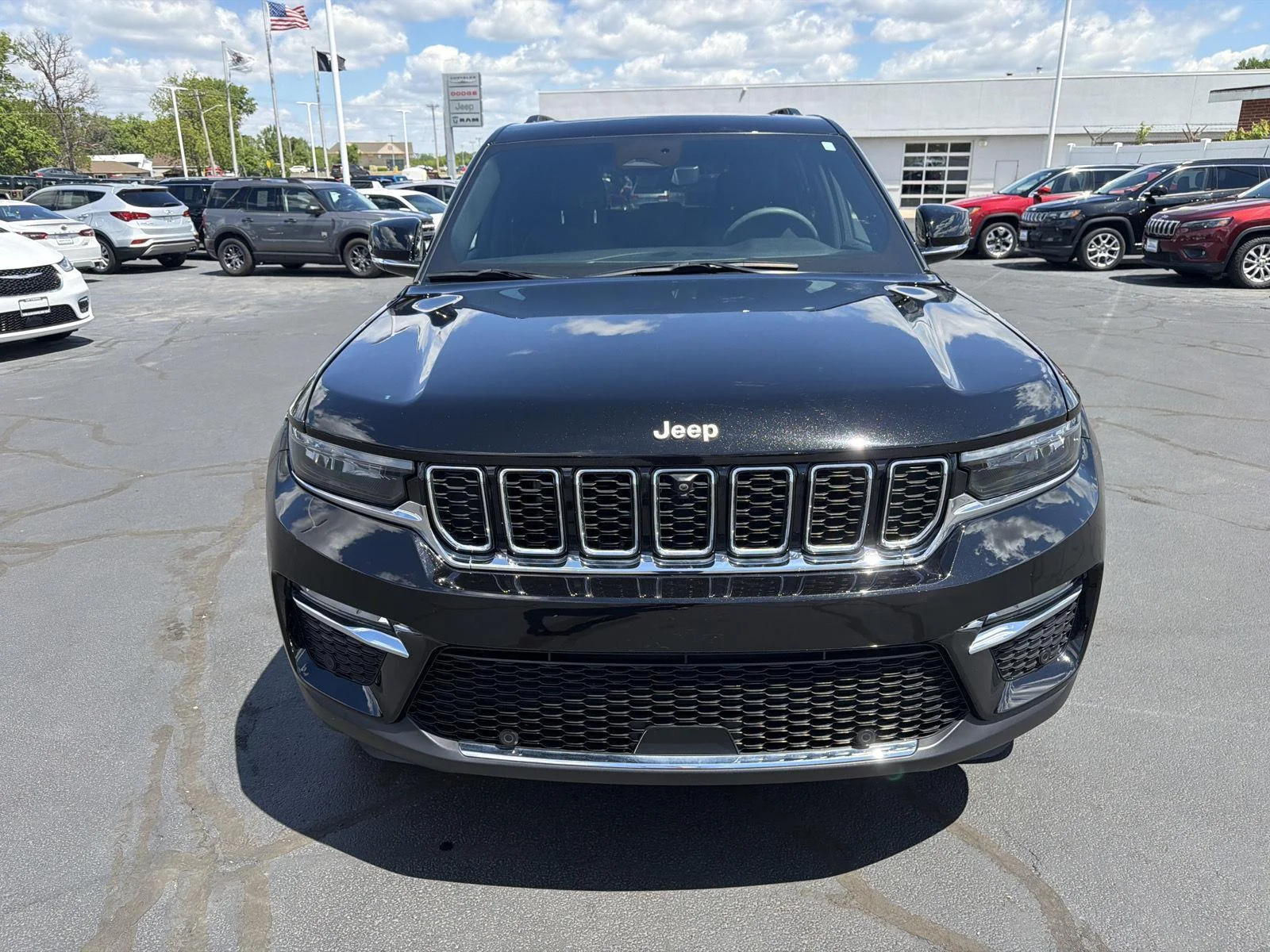 Used 2024 Diamond Black Crystal Pearlcoat Jeep Limited image 5