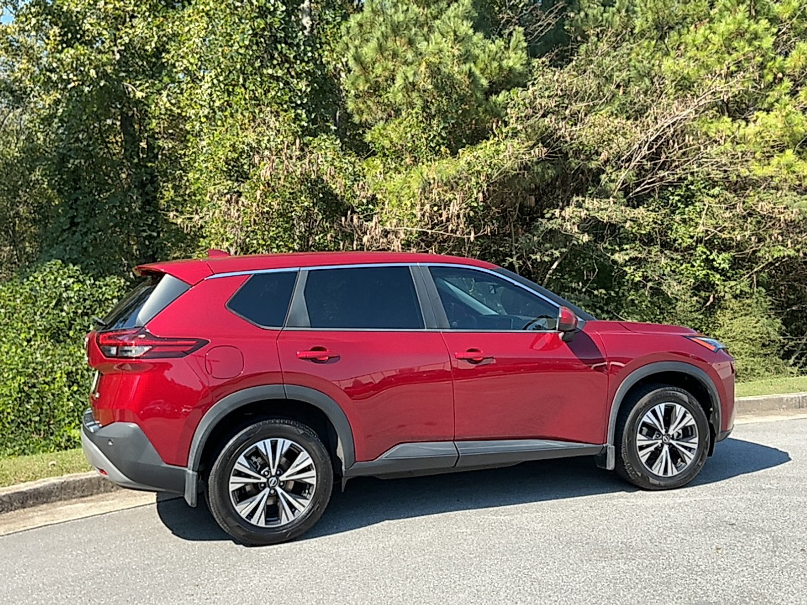 Used 2023  Nissan SV FWD image 2