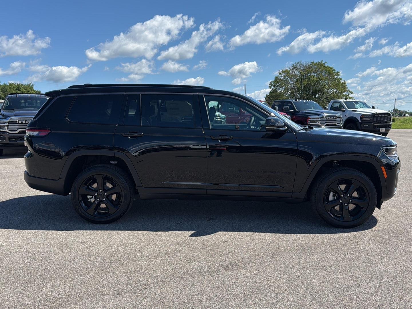 New 2026 Diamond Black Crystal Pearl-Coat Exterior Paint Jeep Limited image 9