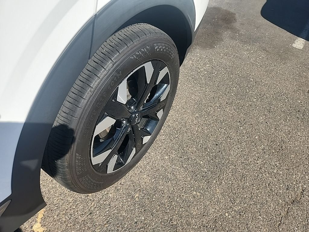 Used 2023 White Kia X-Line image 9