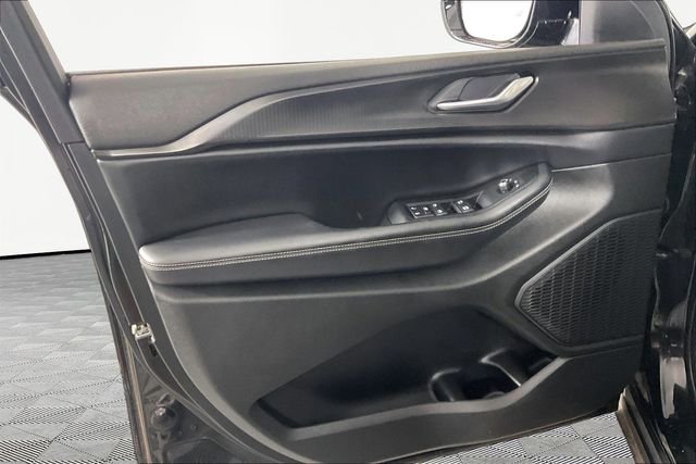 Used 2023 Black Jeep Altitude image 19