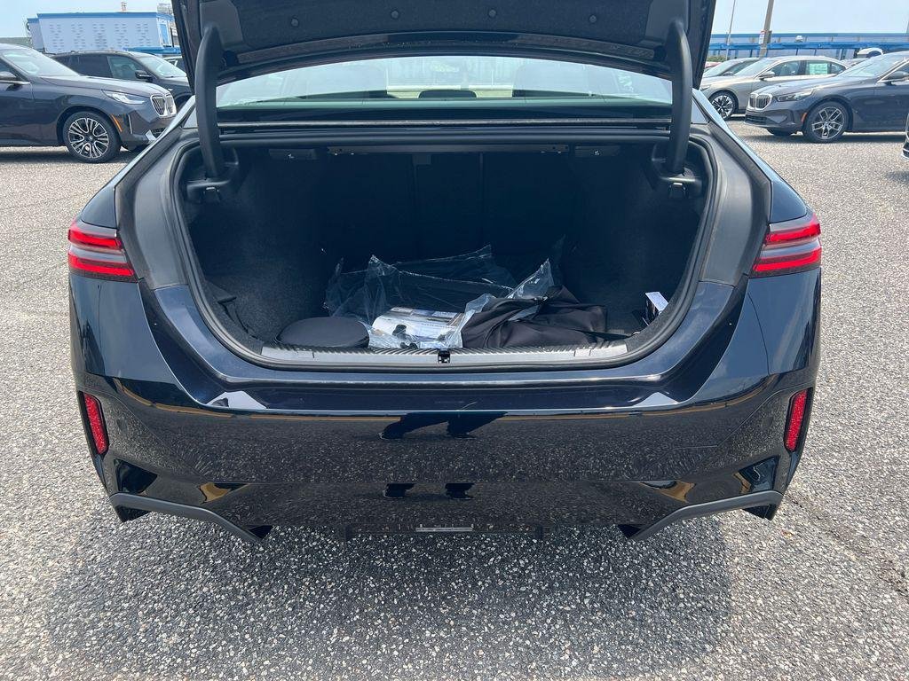 New 2027 Carbon Black Metallic BMW 550e xDrive image 27