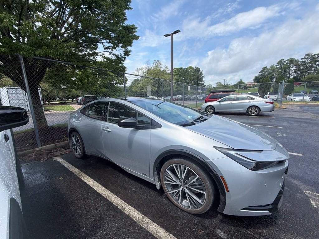 Used 2024  Toyota XLE image 1