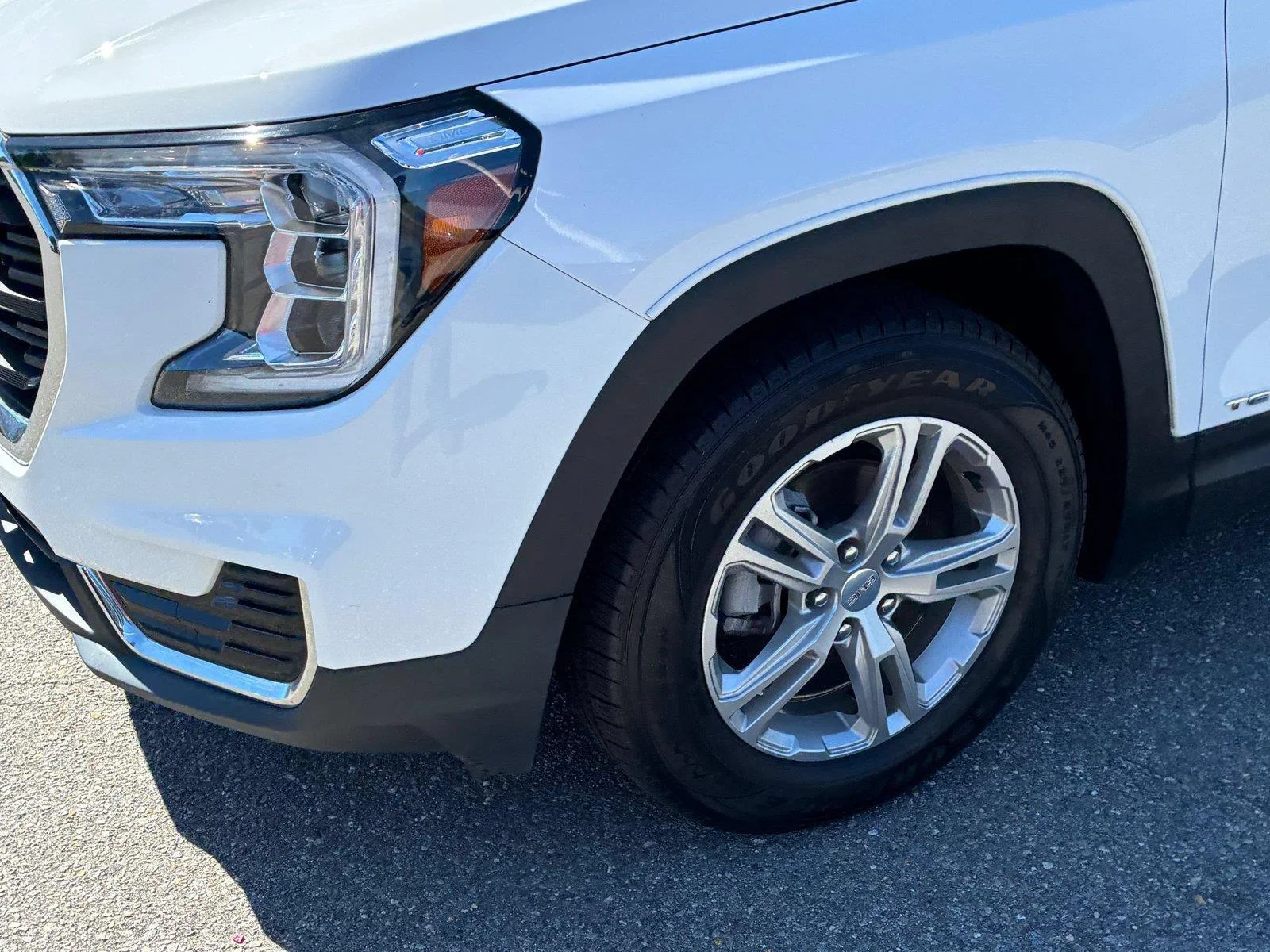 Used 2023 Summit White GMC SLE image 10