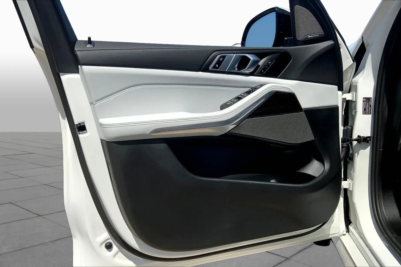 New 2026 Mineral White Metallic BMW xDrive40i image 10