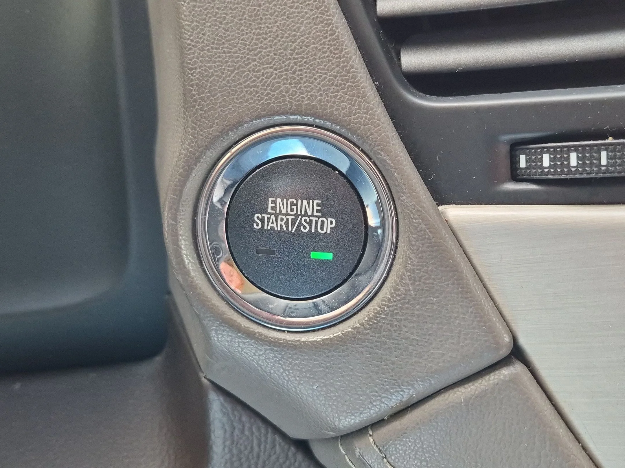 Used 2015 Iridium Metallic GMC Denali image 21