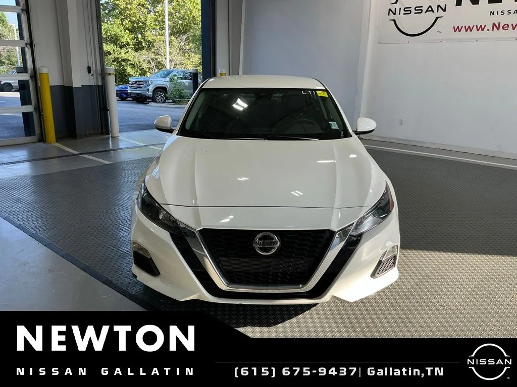 Used 2022 White Nissan 2.5 S image 3