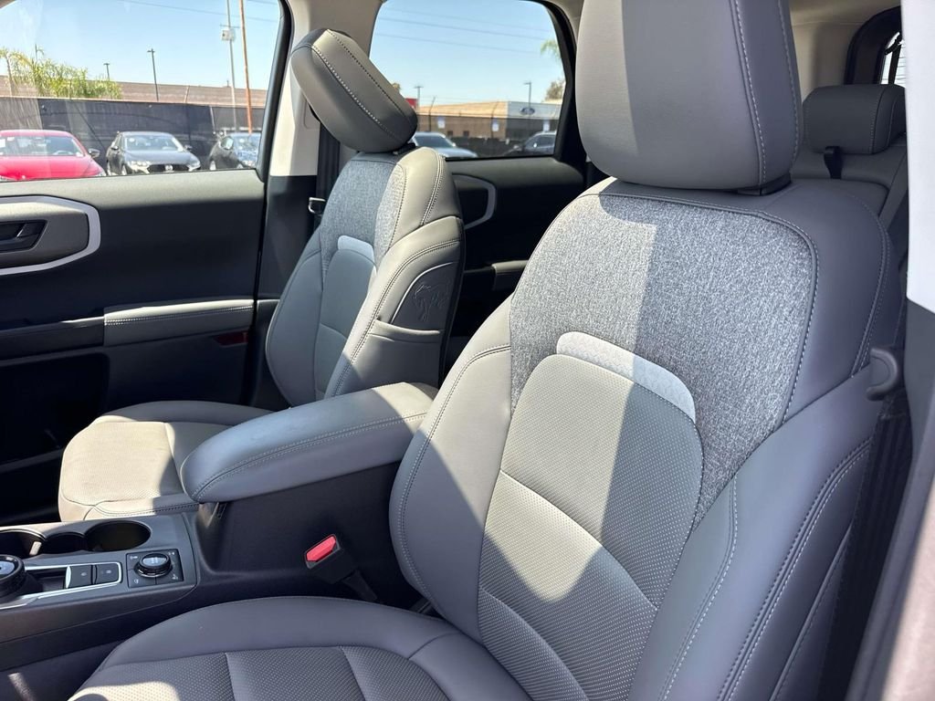 Used 2025 Oxford White Ford Badlands image 23