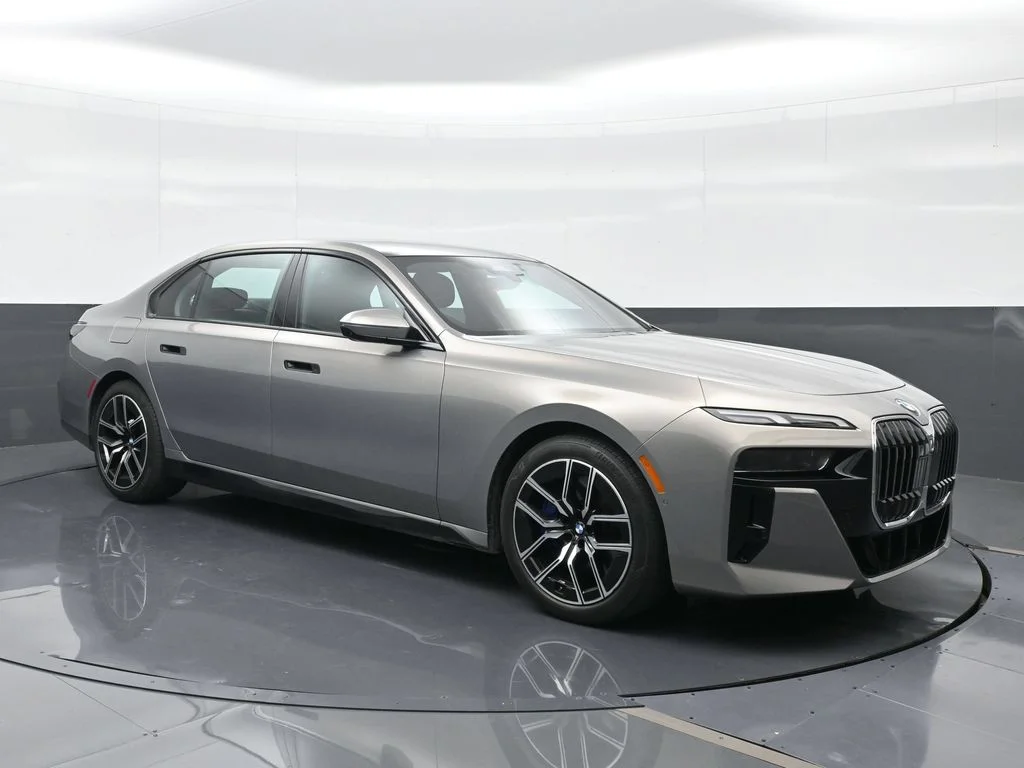 Certified Used 2023 Oxide Grey Met BMW 740i image 4