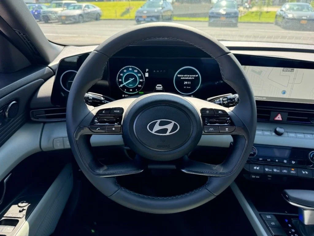 2025 Hyundai Elantra Limited - Photo 8