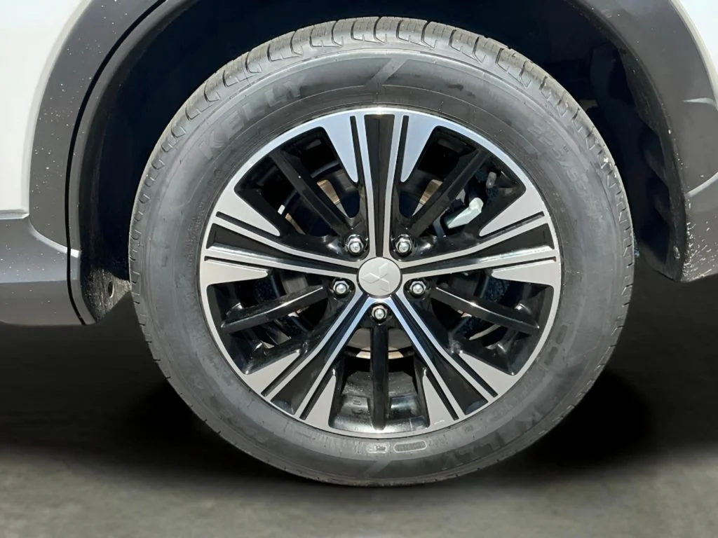 Used 2022  Mitsubishi SE image 25