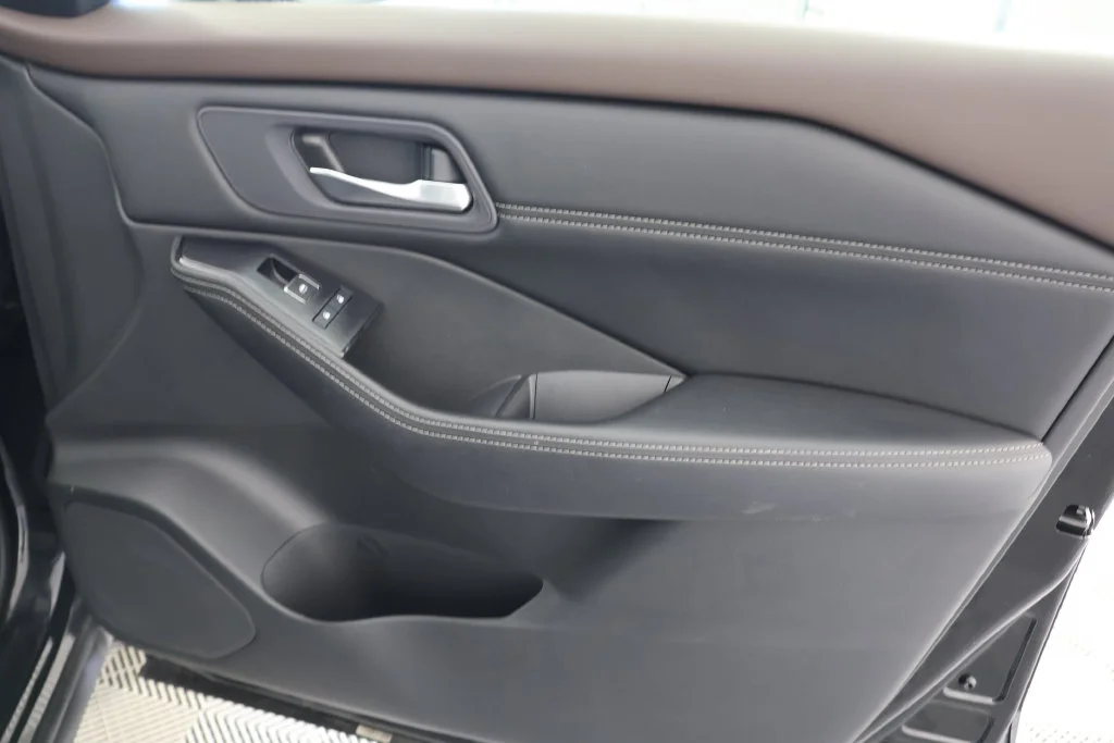 Used 2023 Super Black Nissan SL image 28