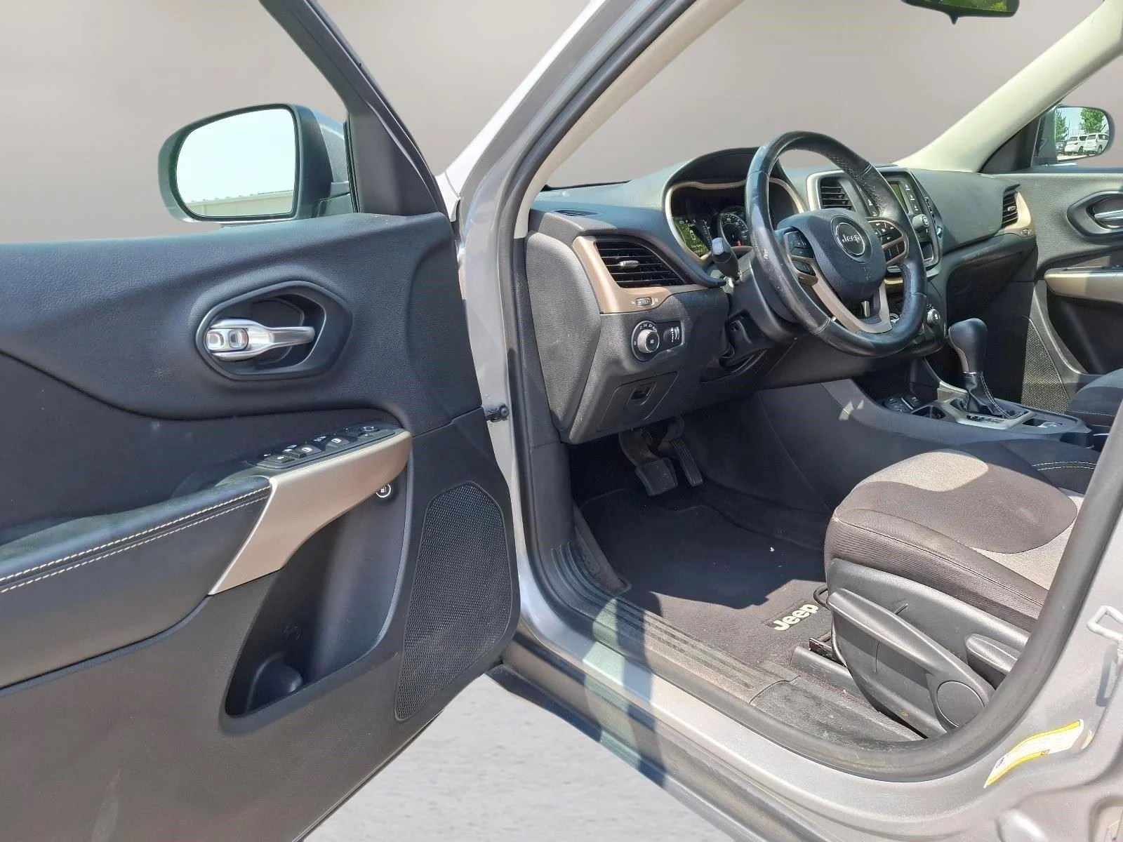 Used 2018 Billet Silver Metallic Clearcoat Jeep Latitude image 16