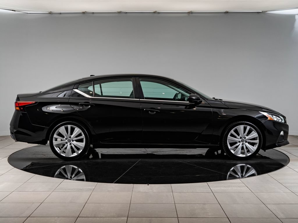 Used 2019 Super Black Nissan 2.5 SR image 11