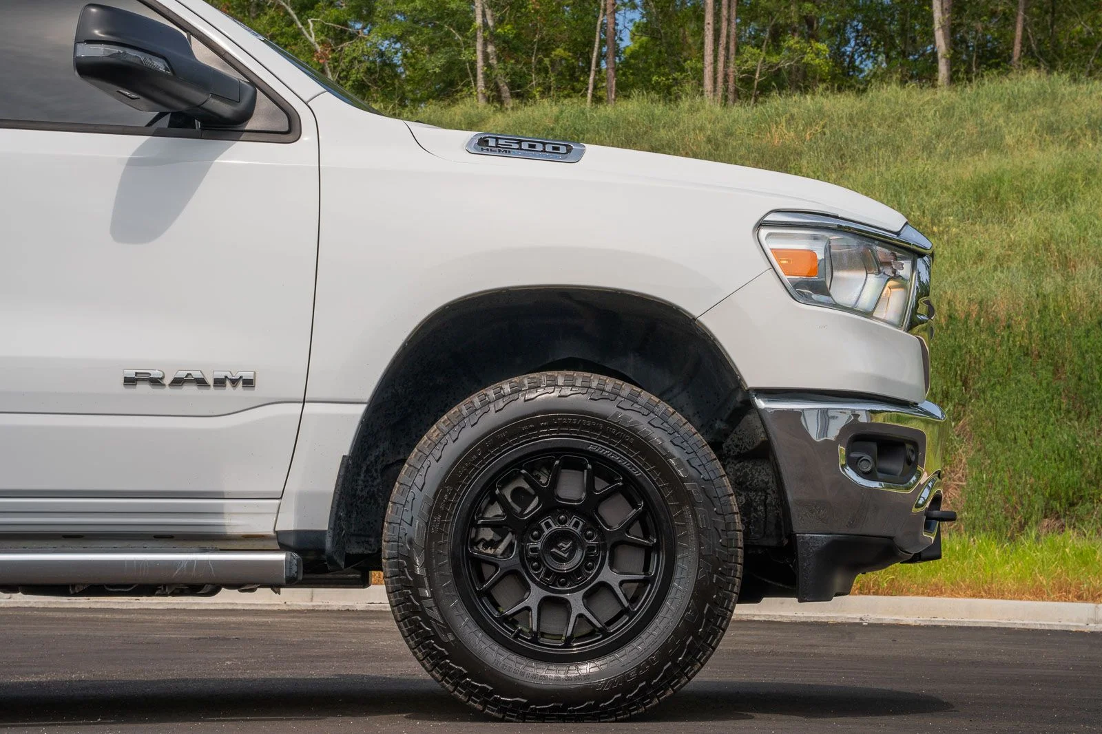 Used 2023 White Ram Big Horn/Lone Star image 9