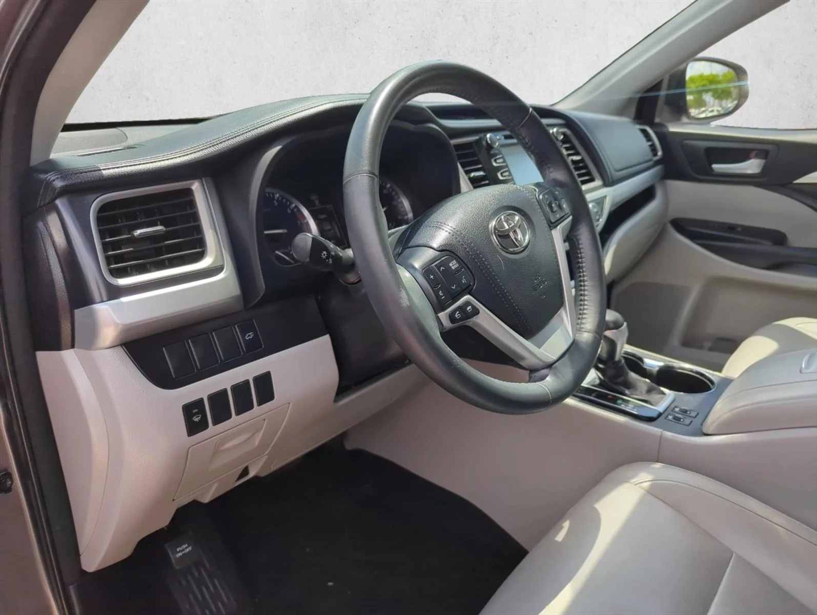 Used 2015 Predawn Gray Mica Toyota XLE image 15