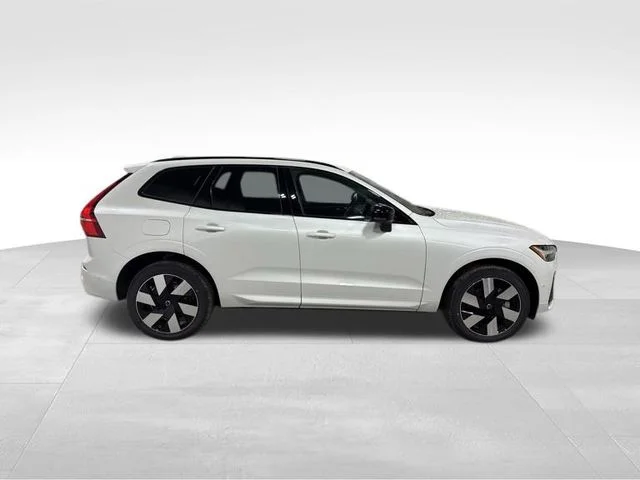 Used 2025 White Volvo T8 Plus image 9