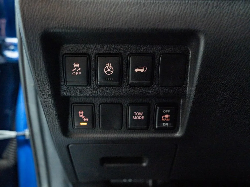 Used 2018 Caspian Blue Nissan SL image 39
