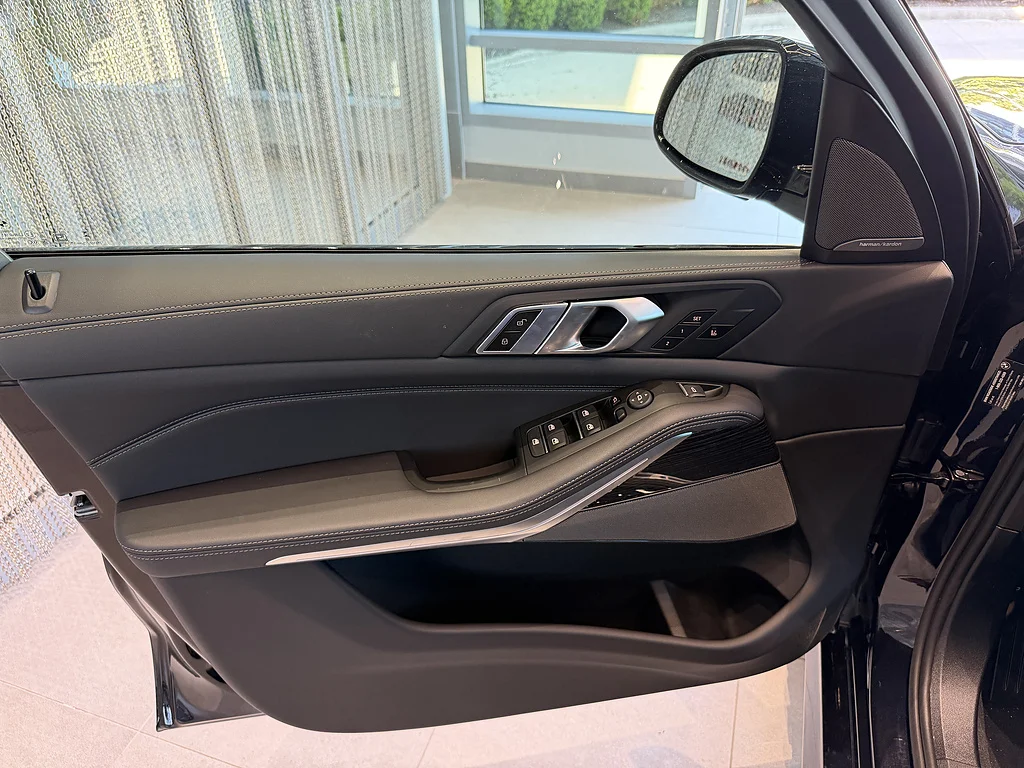New 2026 Carbon Black Metallic BMW xDrive40i image 11