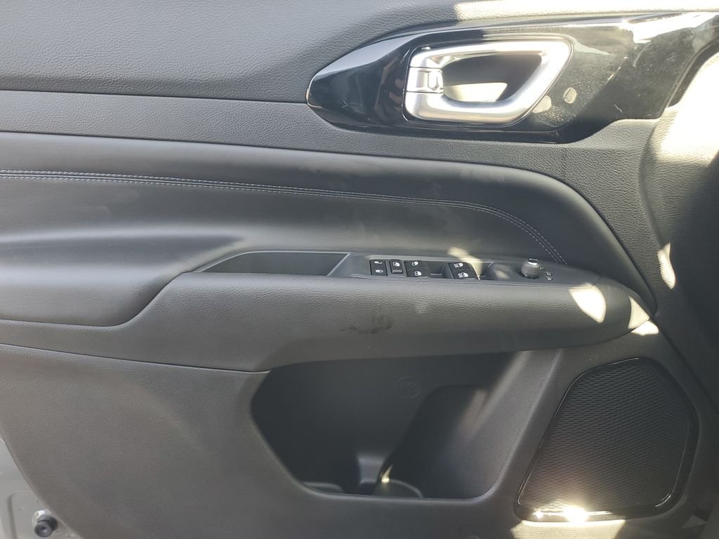 New 2026 Sting-Gray Clearcoat Jeep Latitude image 21