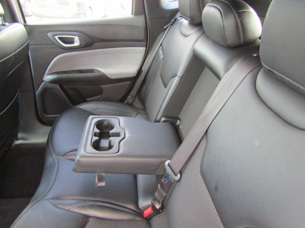Used 2024 White Jeep Latitude image 28