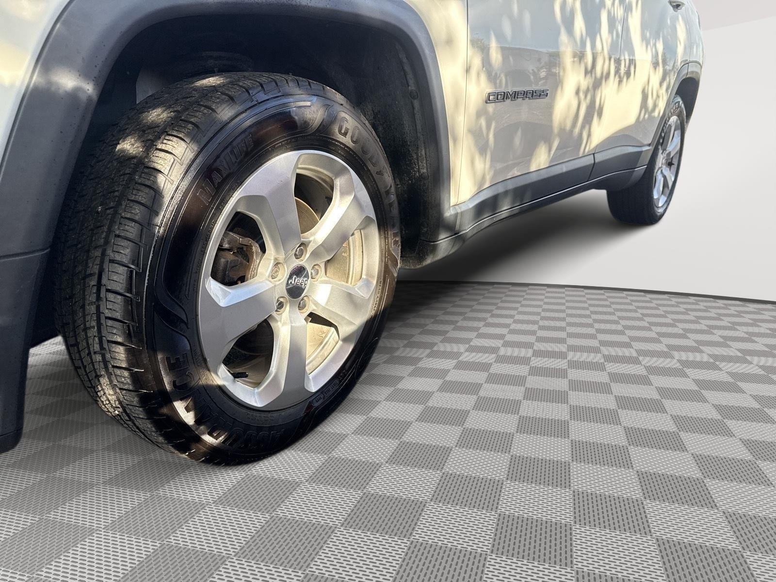 Used 2018 White Clearcoat Jeep Latitude image 19