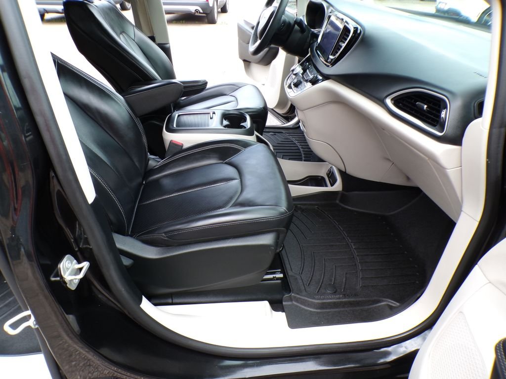 Used 2023 Brilliant Black Crystal Pearlcoat Chrysler Touring L image 28