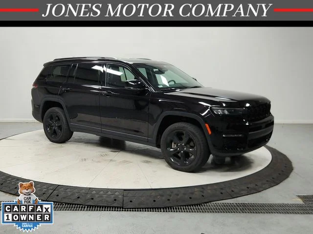 Used 2023  Jeep Limited image 1