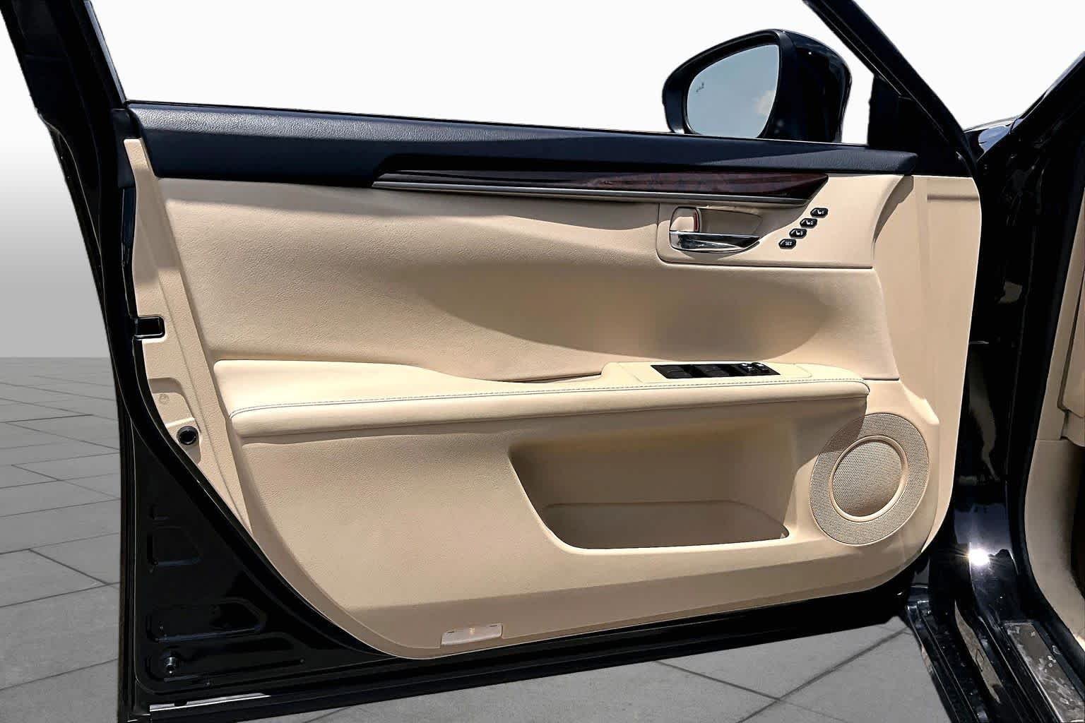 Used 2014 Obsidian Lexus  image 19